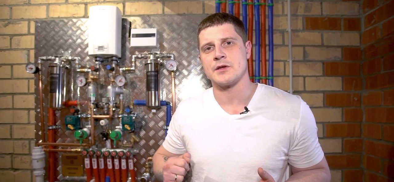 Владимир Фадеев на фоне собранного узла